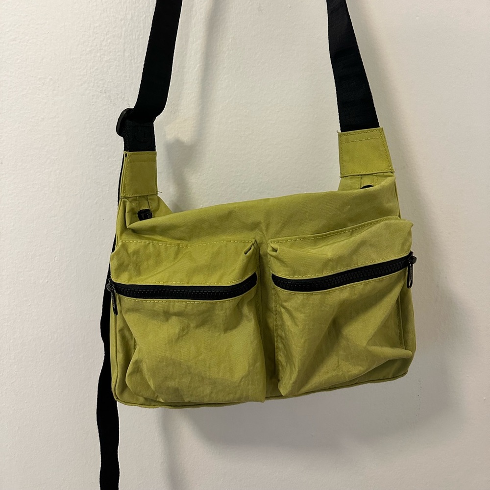 LIKE NEW Baggu Medium Cargo Crossbody in Lemongrass